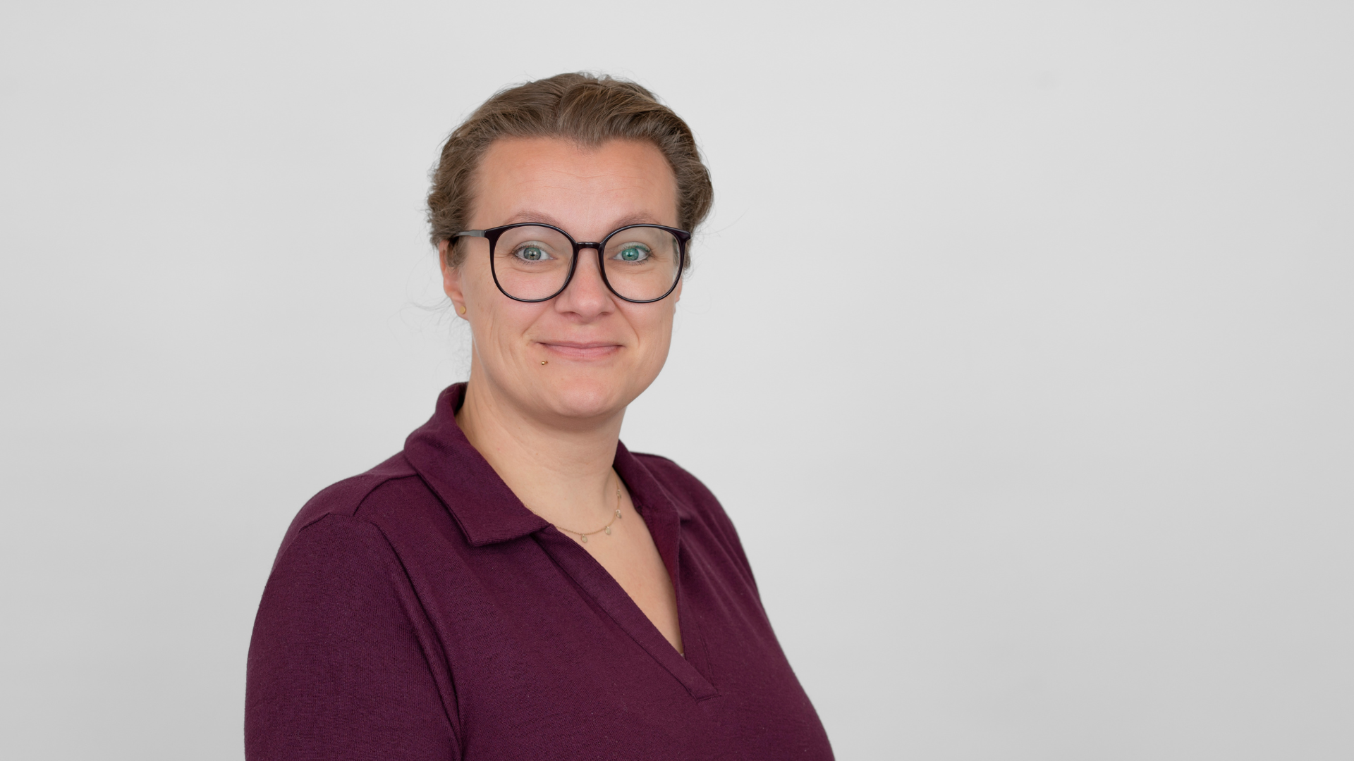 Frau vor grauem Hintergrund