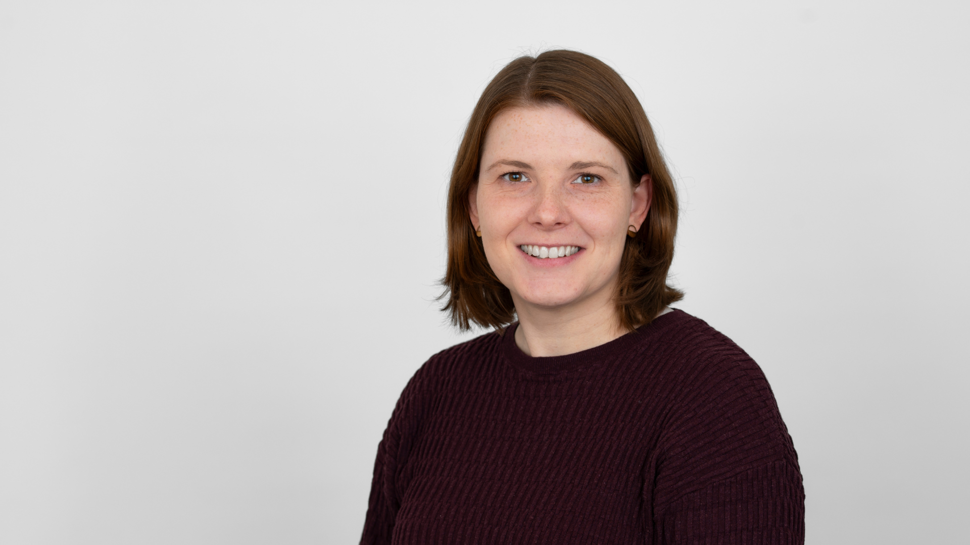 Frau vor grauem Hintergrund