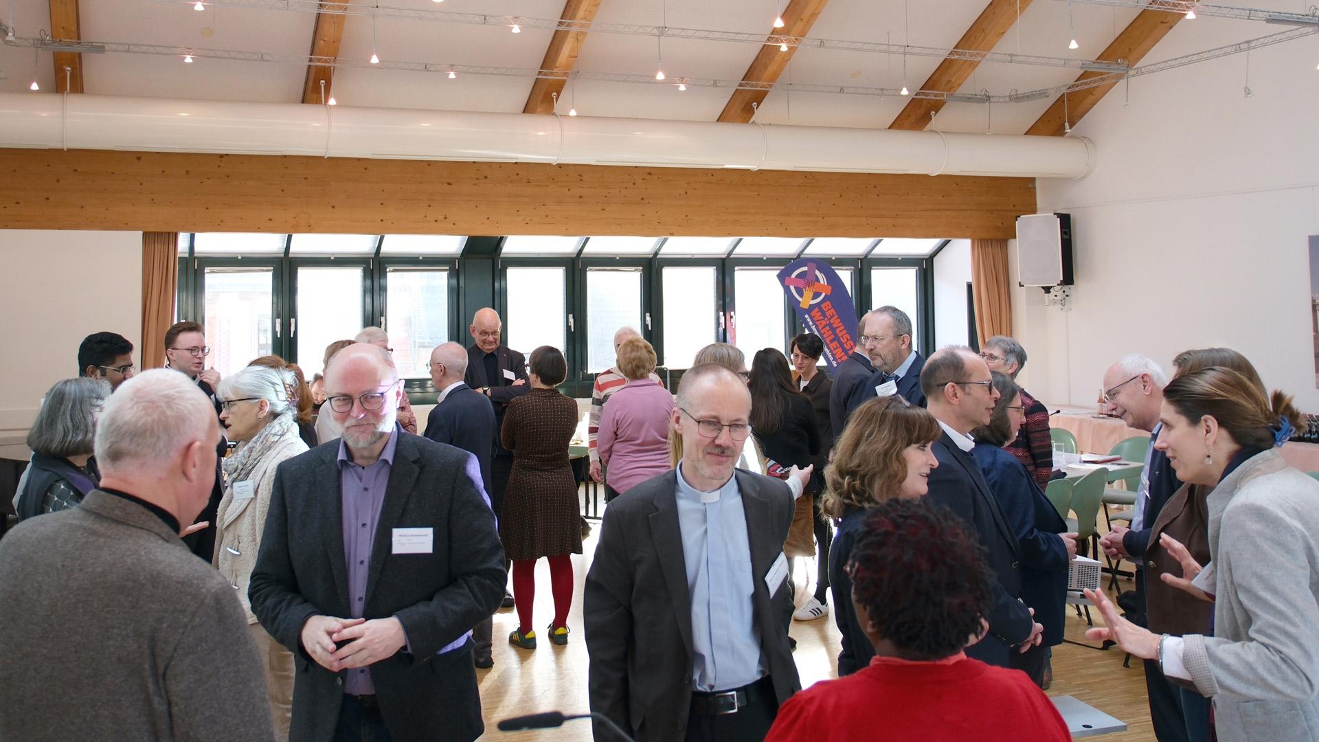 Gesprächsrunde verschiedner Menschen