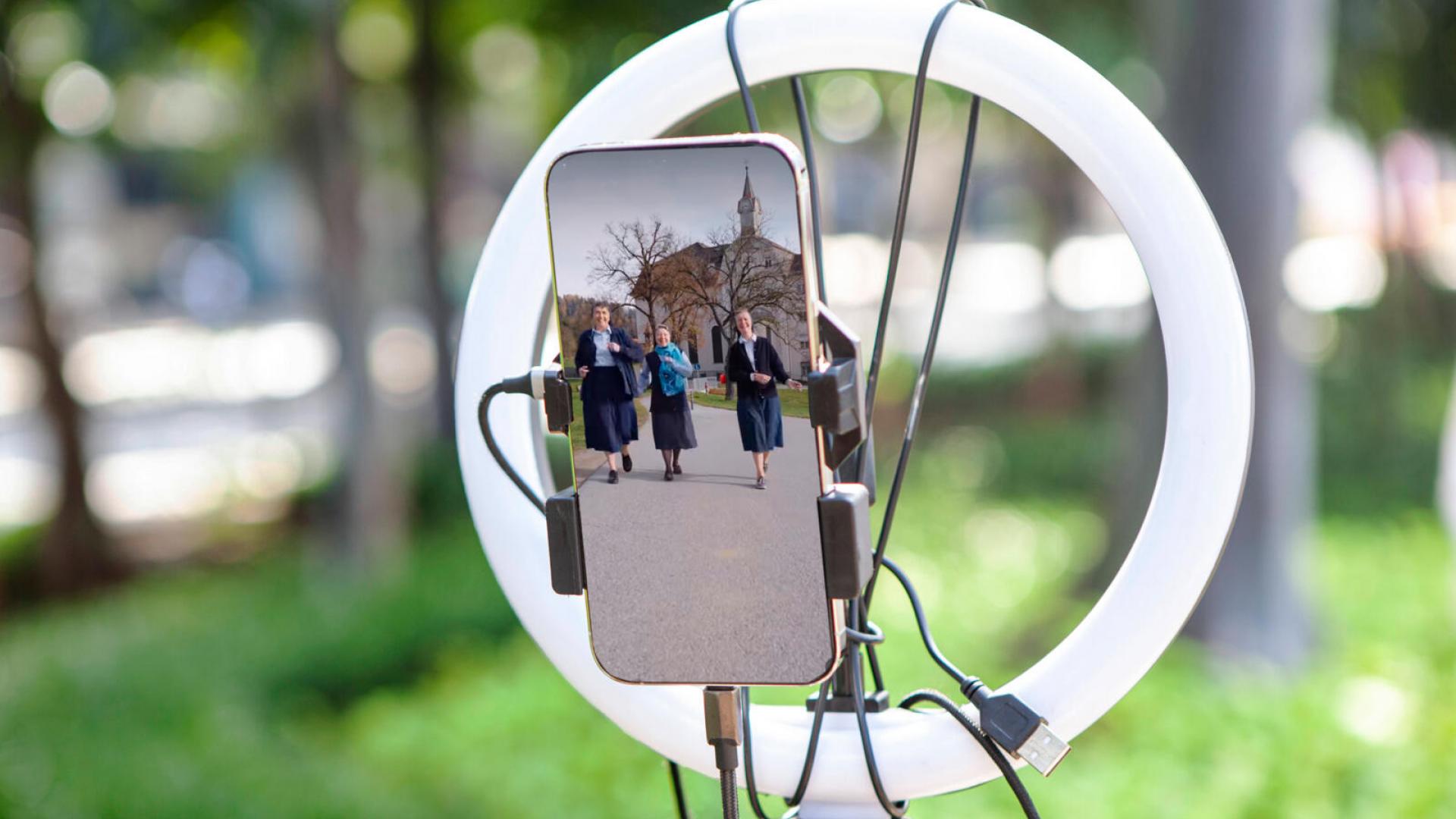 Ordensfrauen vor der Kamera