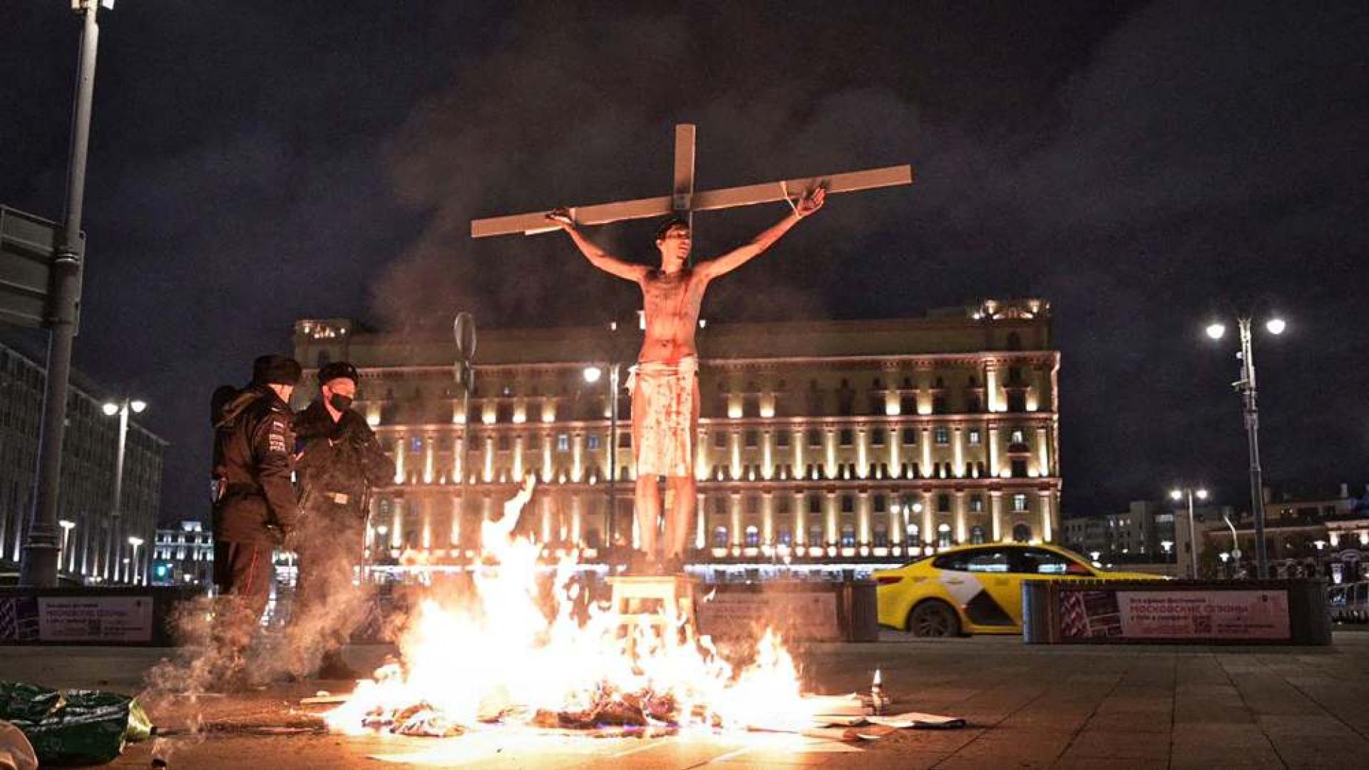 Im November 2020 stellt Pawel Krisewitsch vor dem Gebäude des russischen Inlandsgeheimdienstes eine Kreuzigung nach.