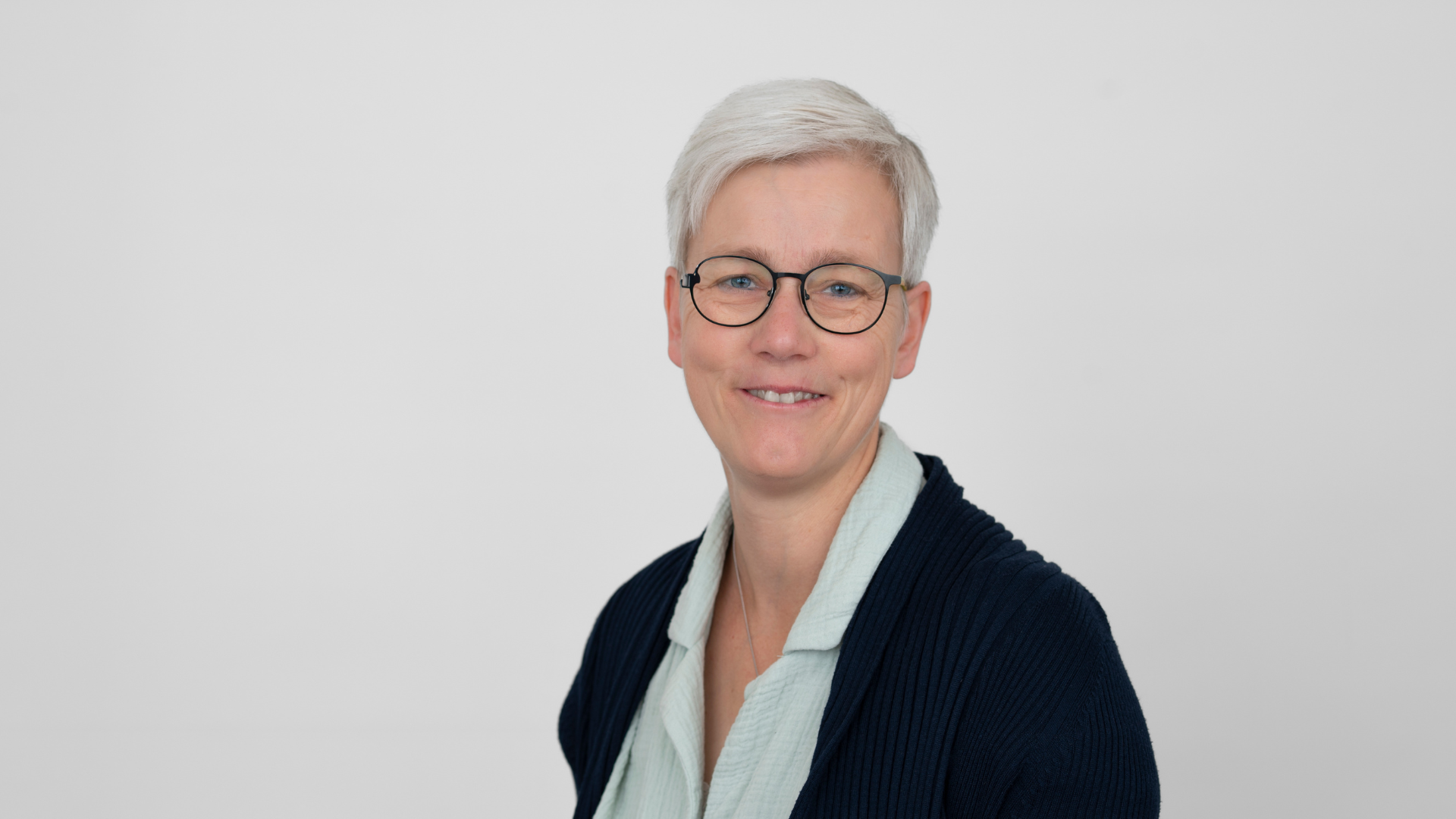 Frau vor grauem Hintergrund
