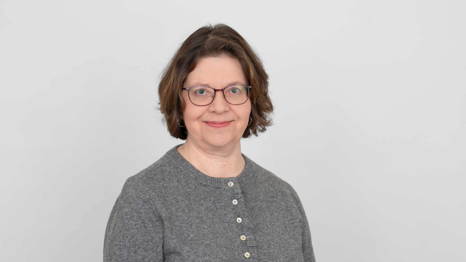 Frau vor grauem Hintergrund