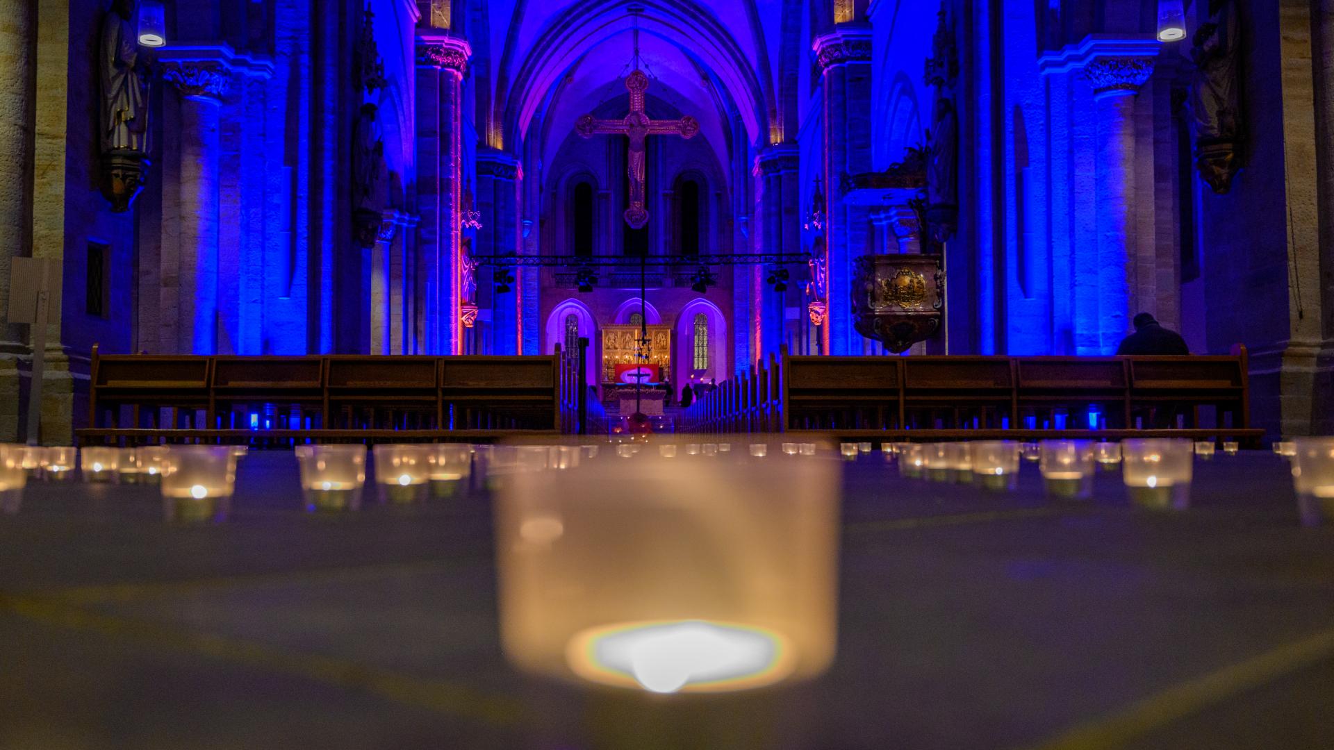 Der Innenraum einer Kirche ist stimmungsvoll blau beleuchtet