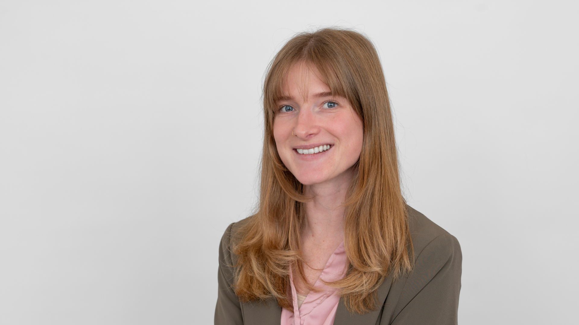 Frau vor grauem Hintergrund