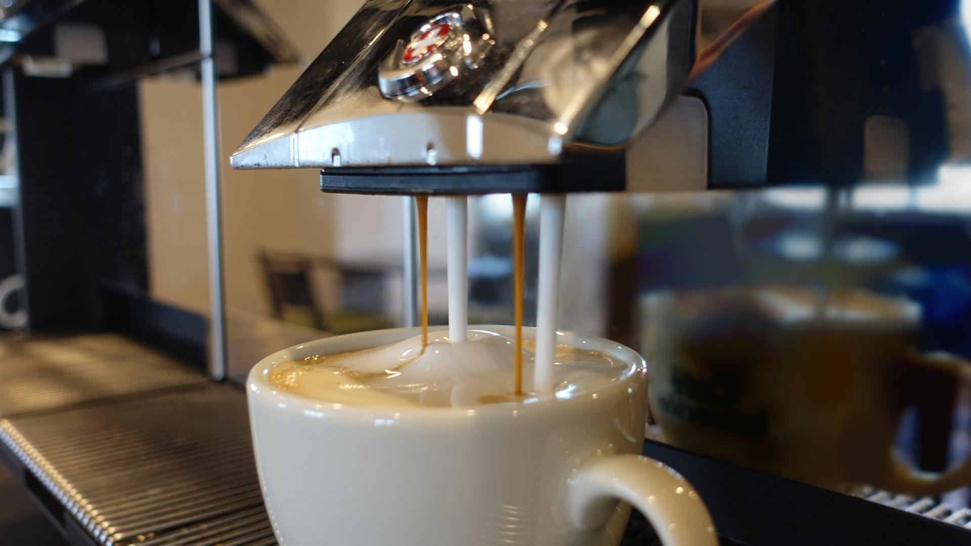 Kaffeetasse unter einem Vollautomaten