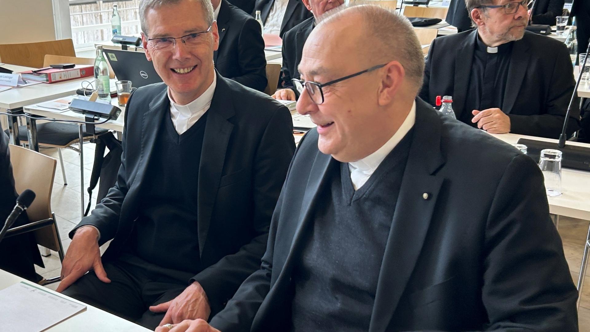 Zwei Bischöfe sitzen nebeneinander