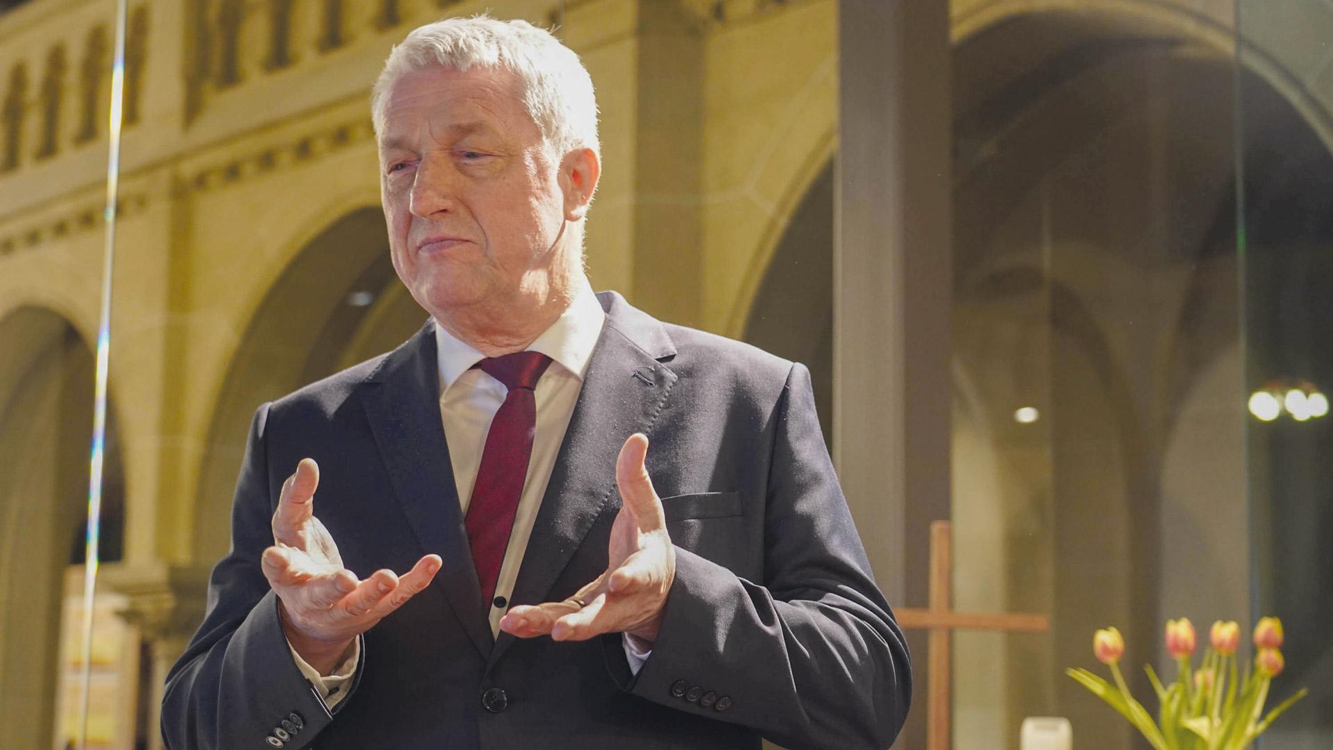 Pfarrer Frank Hiddemann bei einer Diskussion in der Ökumenischen Akademie Ostthüringen