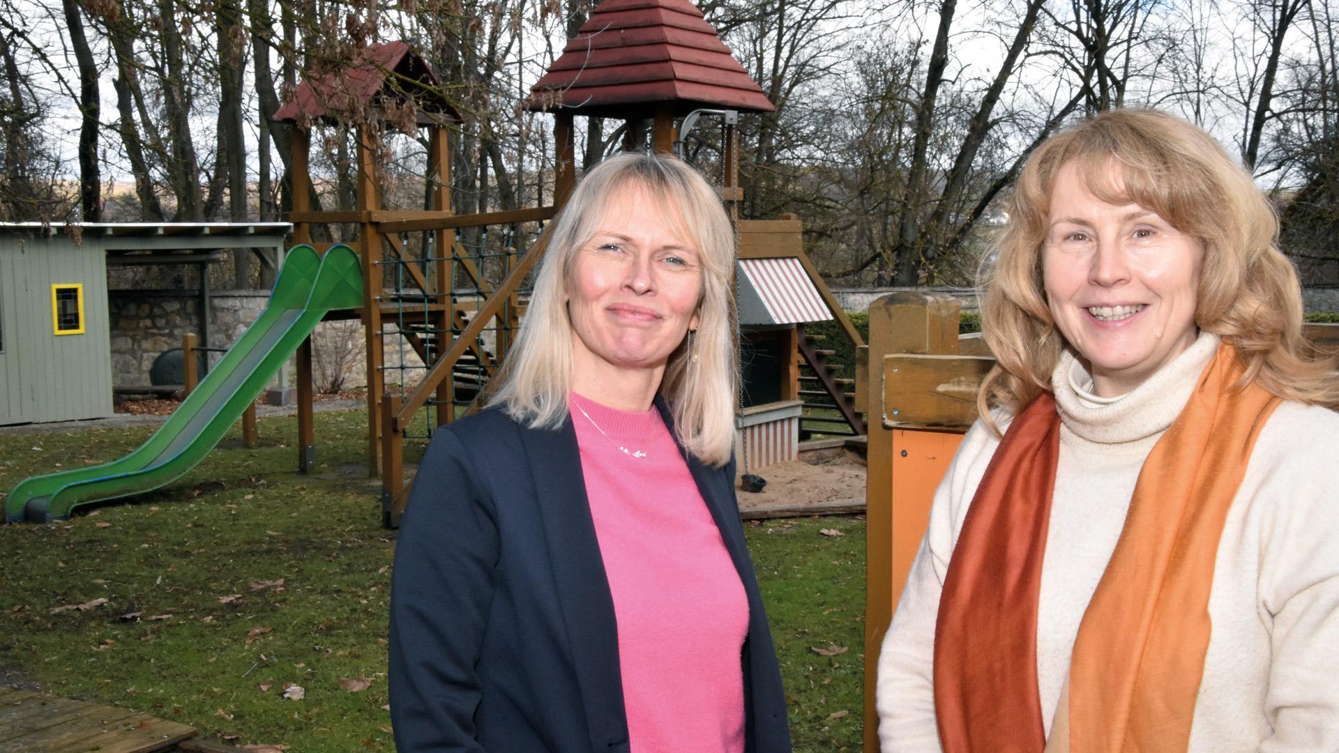 Anja Heinemann (links) und Pia Schröter stehen im Garten des Familienzentrums "Kloster Kerbscher Berg"