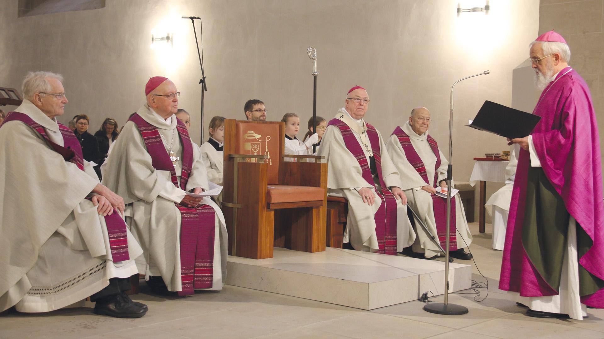 Willi Kraning (links) und Magdeburgs Altbischof Leo Nowak werden vom Magdeburger Bischof Gerhard Feige (rechts) geehrt