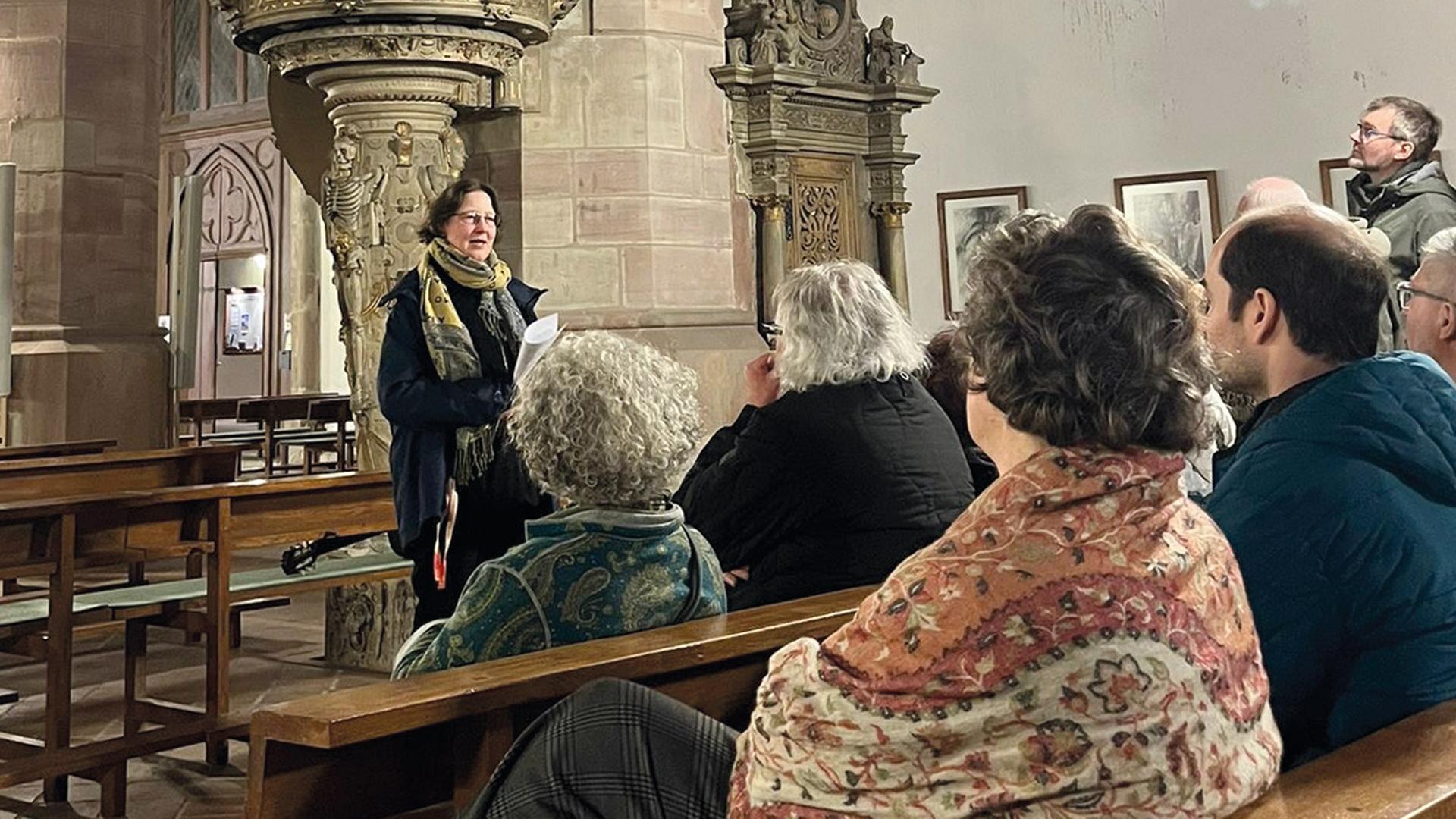 Menschen sitzen in den Bänken der Hallenser Moritzkirche