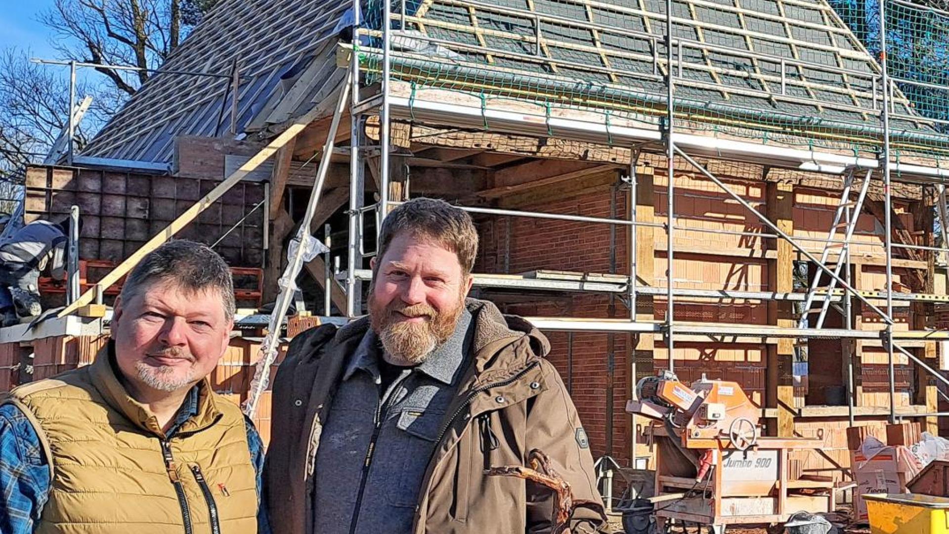 Zwei Männer stehe vor eine Baustelle