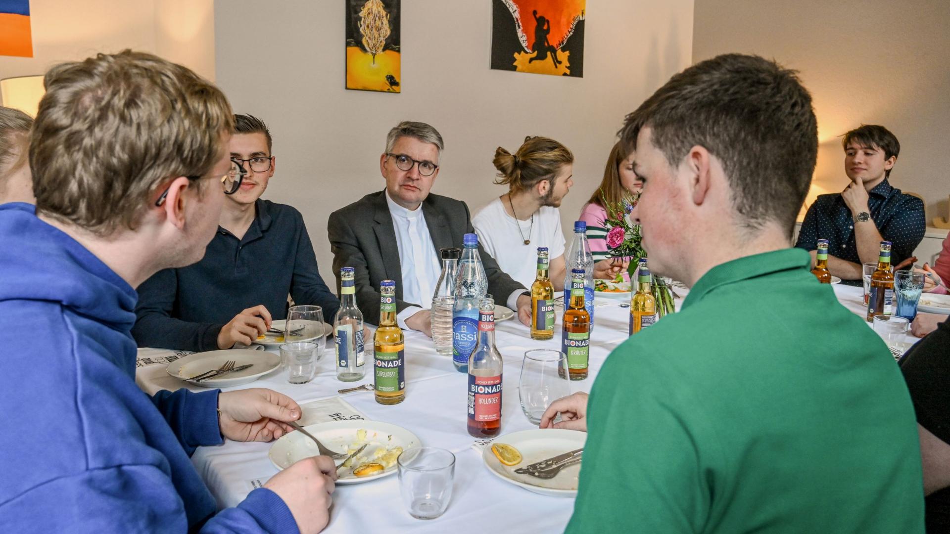 Junge Leute beim Austausch mit dem Mainzer Bischof Kohlgraf
