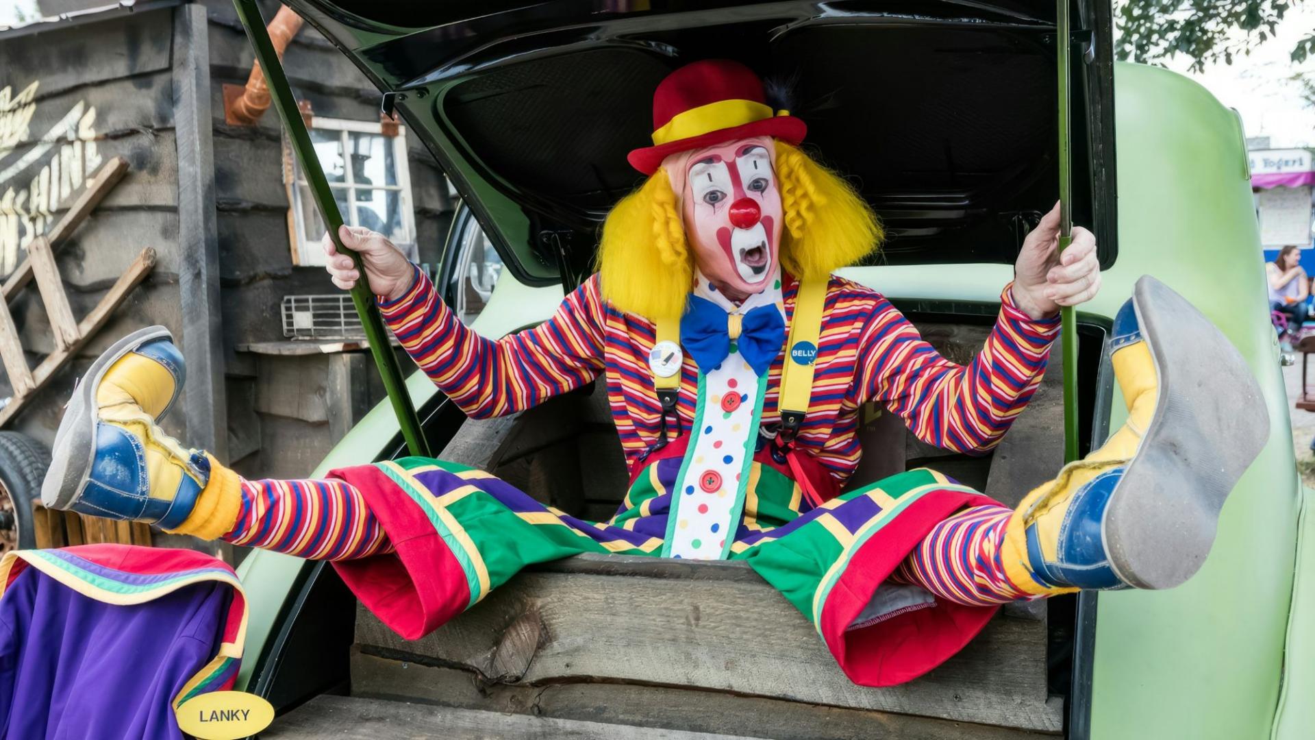 Clown in einem Fahrzeug
