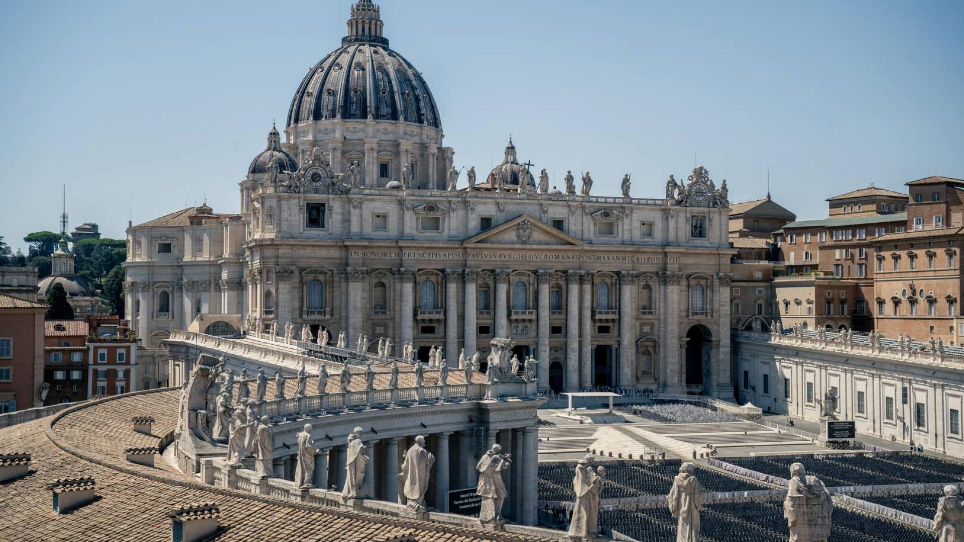 Vatikangebäude mit blauem Himmel