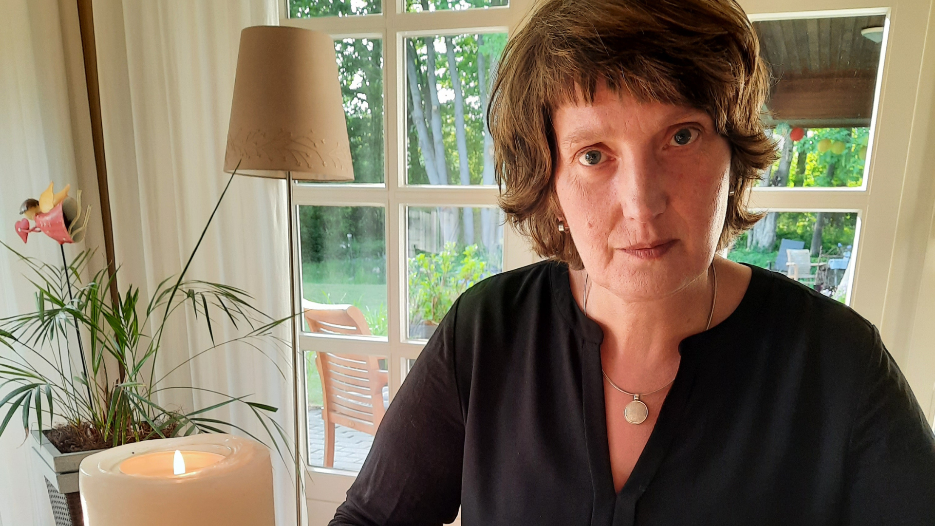 Eine Frau schaut in die Kamera