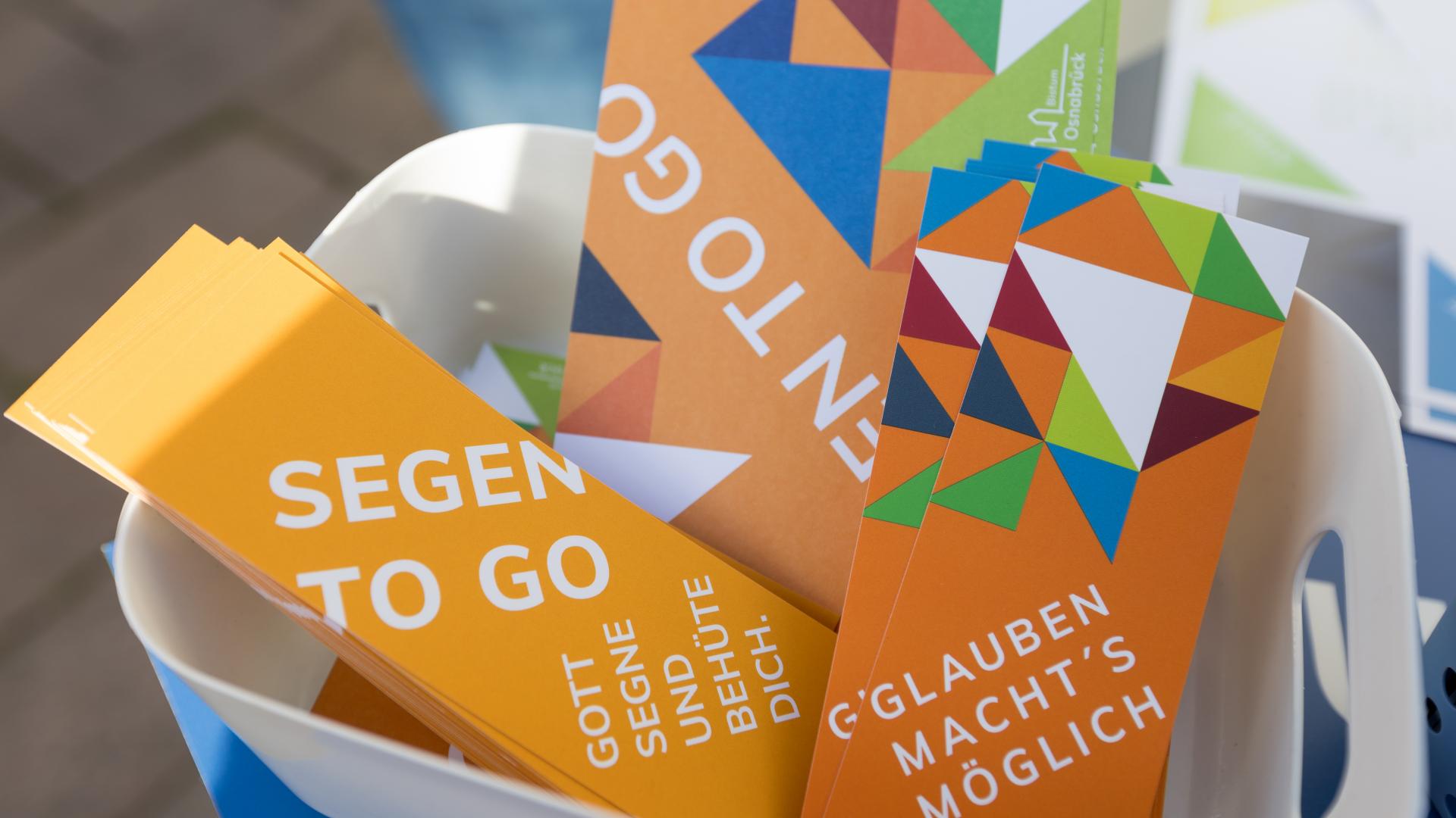 Papierkarten, auf denen Segen To Go steht