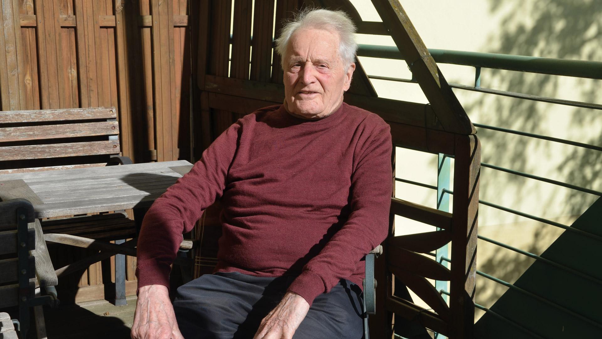 Domkapitular Willi Kraning sitzt auf seinem Balkon