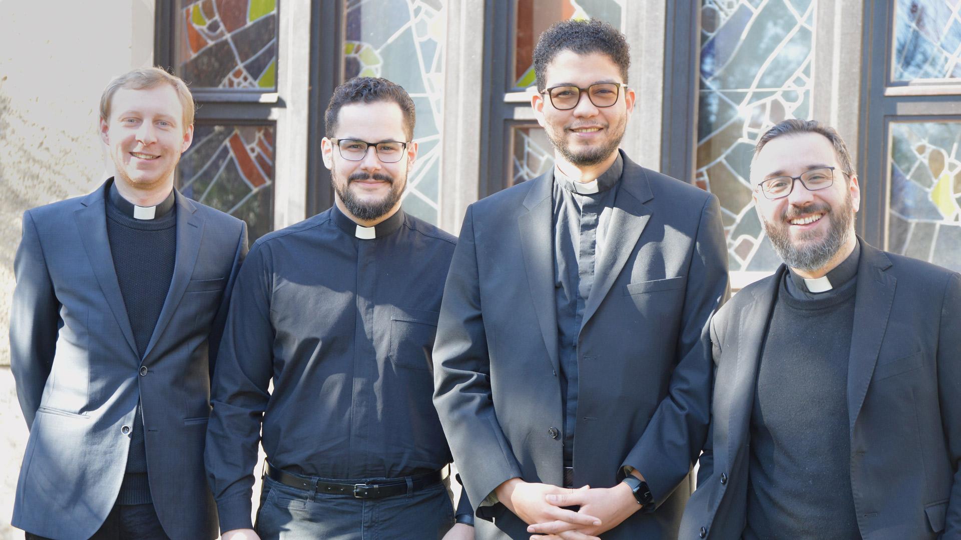 Gruppenbild von vier angehenden Priestern