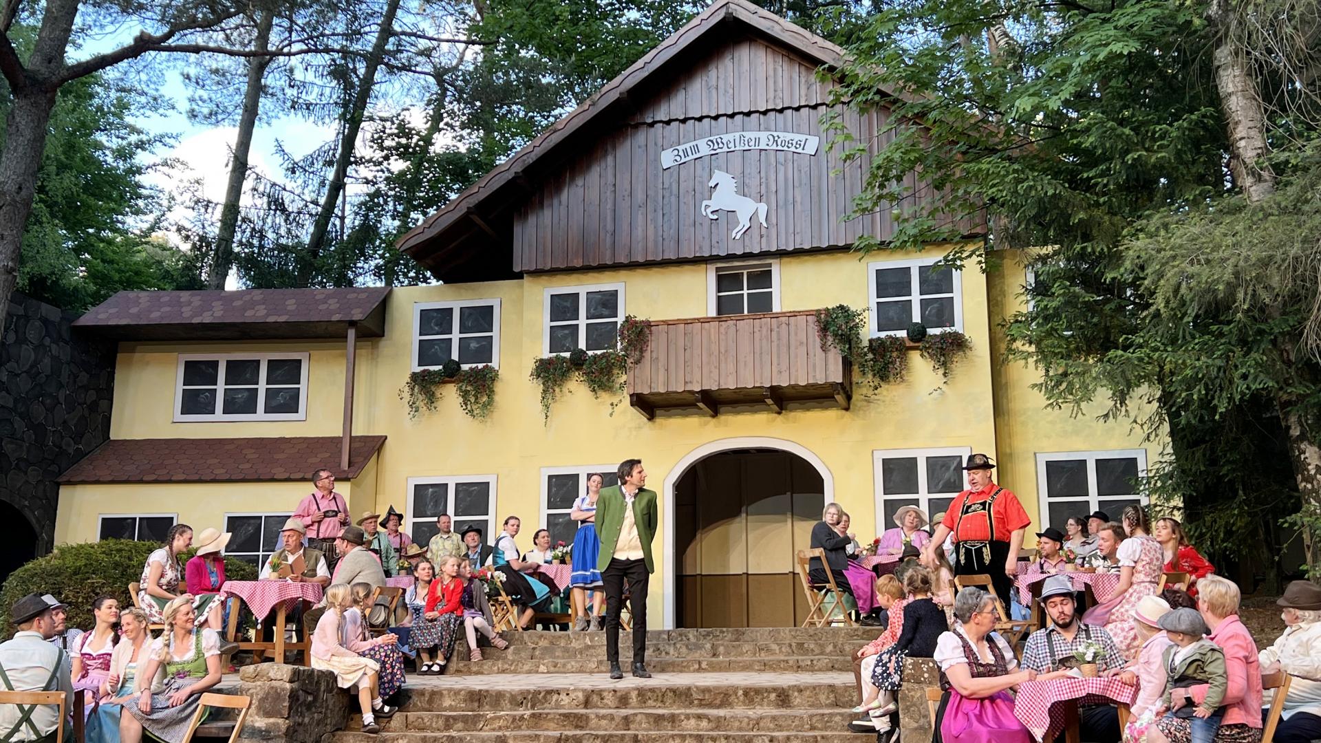 Gebäude Waldbühne Ahmsen mit vielen Menschen davor