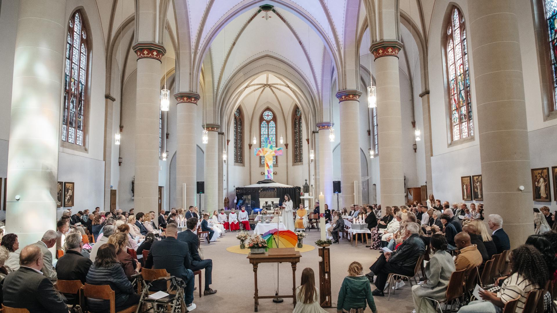 Kircheninnenraum, Blick Richtung Altar