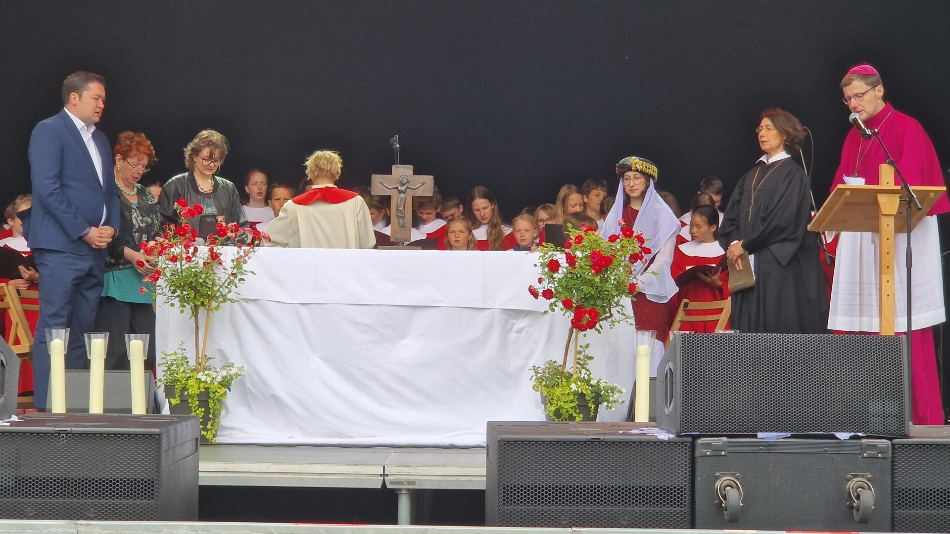 Männer und Frauen feiern einen Gottesdienst