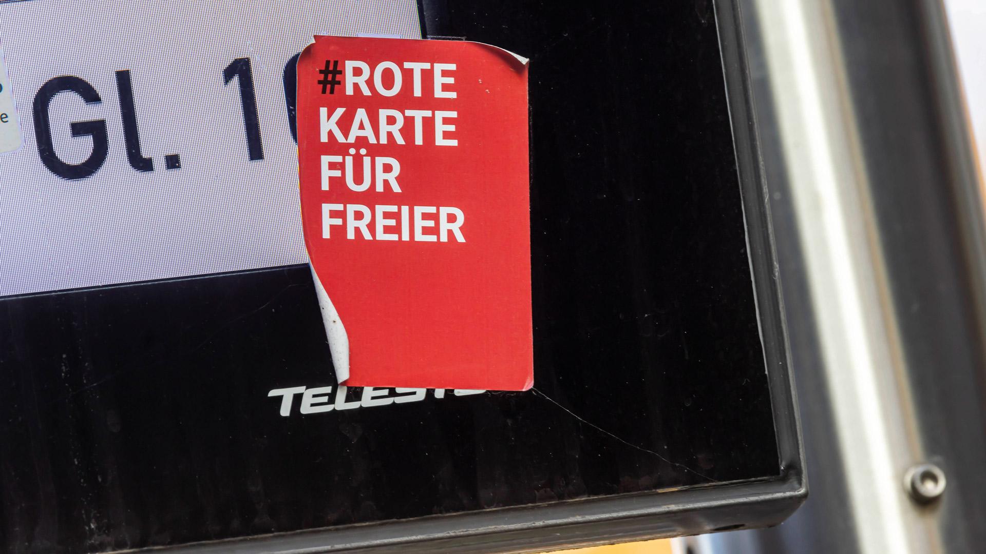 Aufkleber auf Anzeigetafel an einem Bahnhof