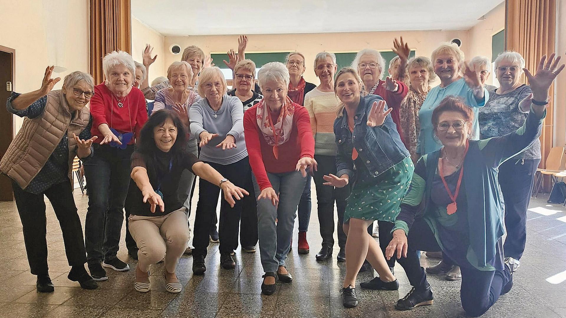 Eine Gruppe Seniorinnen freuen sich über ihre Tanzgruppe