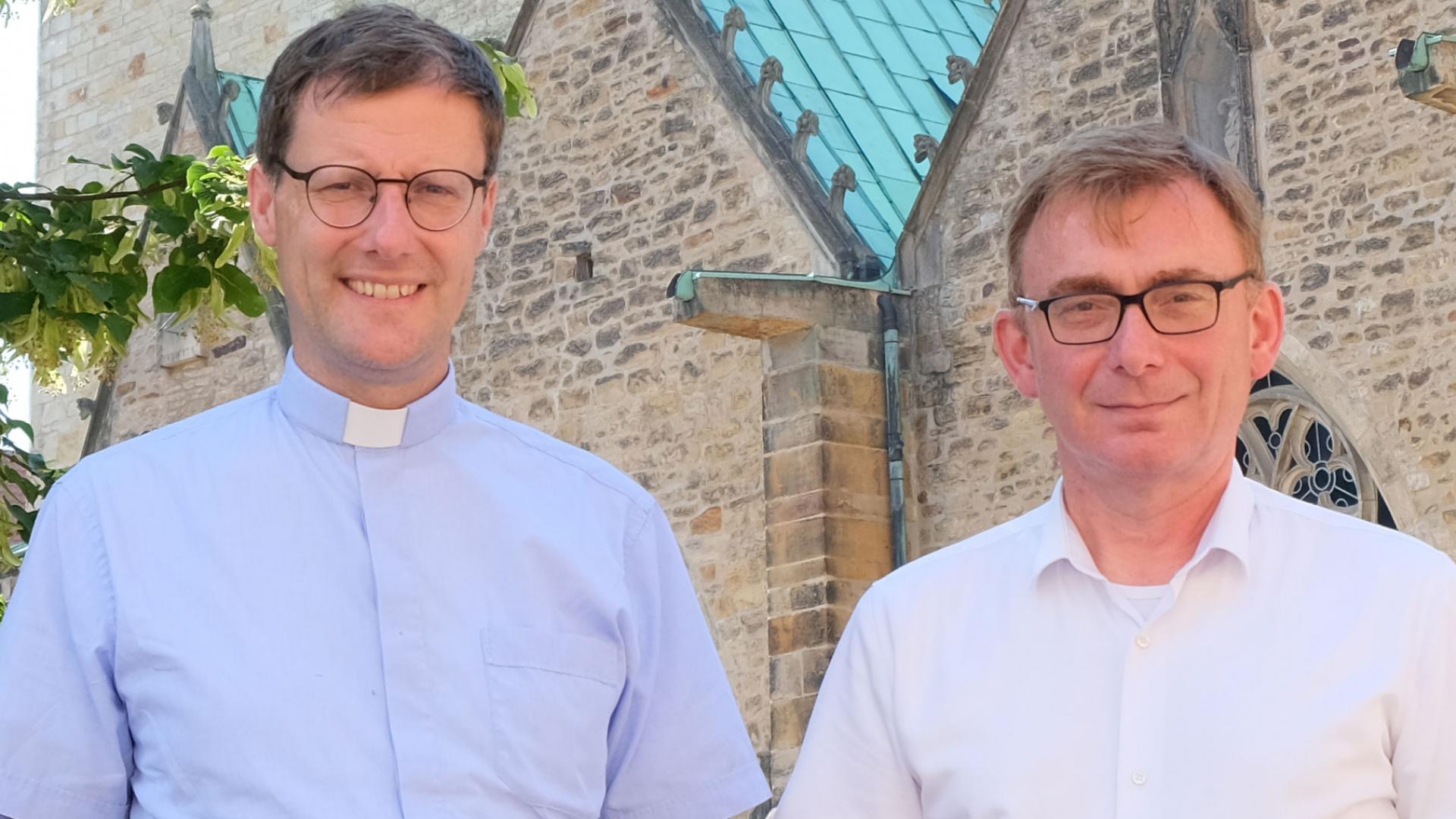 Zwei Priester stehen nebeneinander