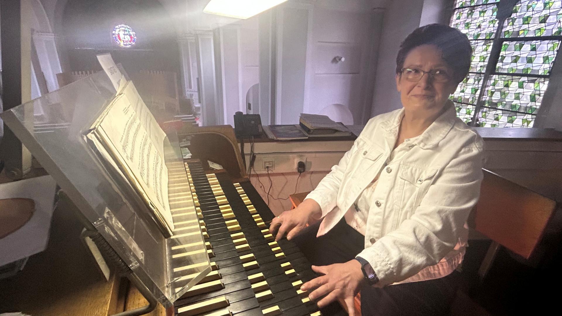 Frau an der Orgel