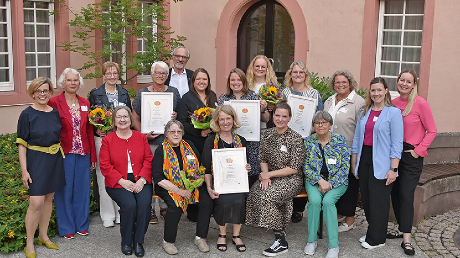 Frauen bekommen Preis