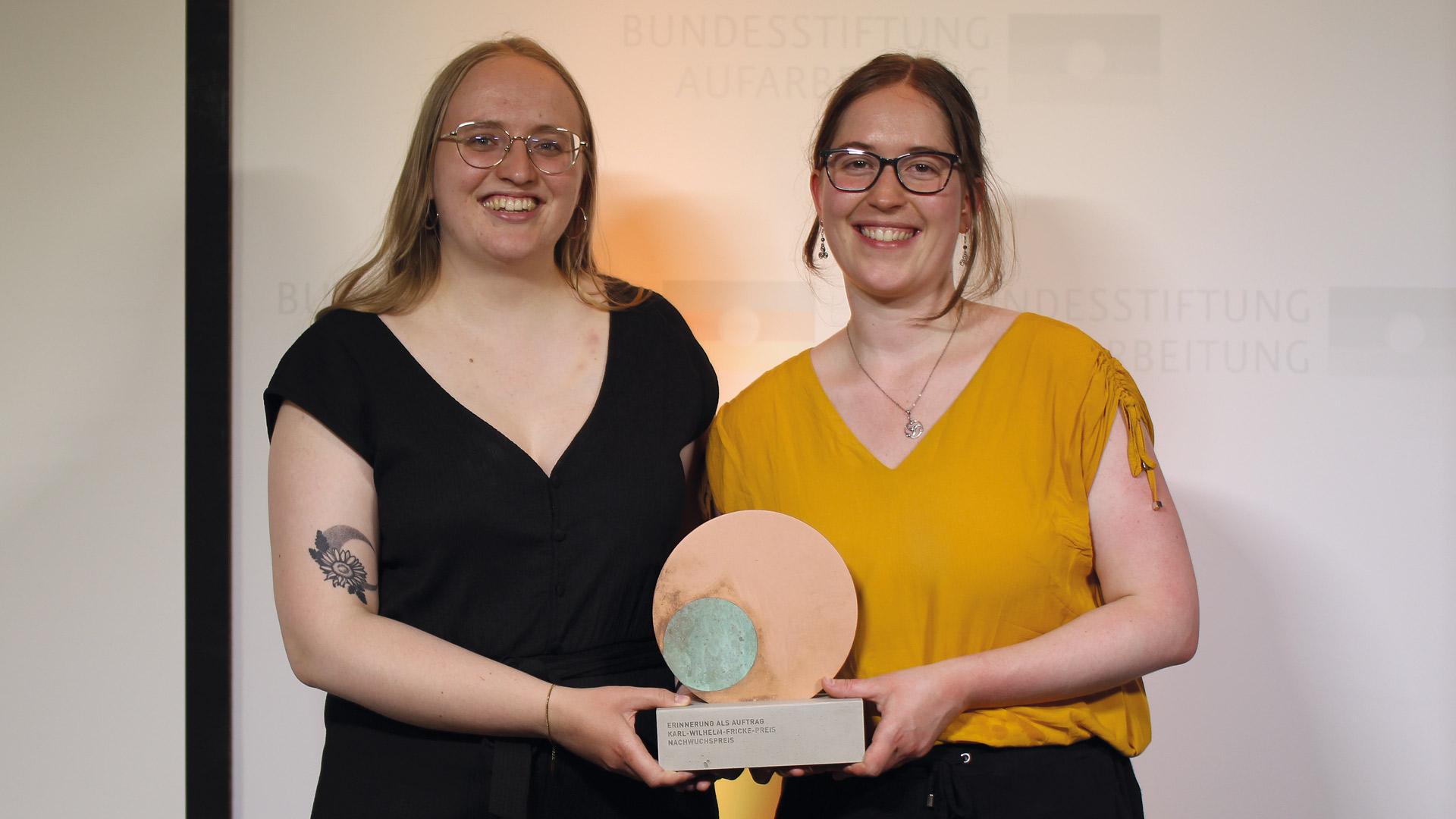 Weronika Vogel (links) und Hanna Müller halten ihren Karl-Wilhelm-Fricke-Preis in den Händen