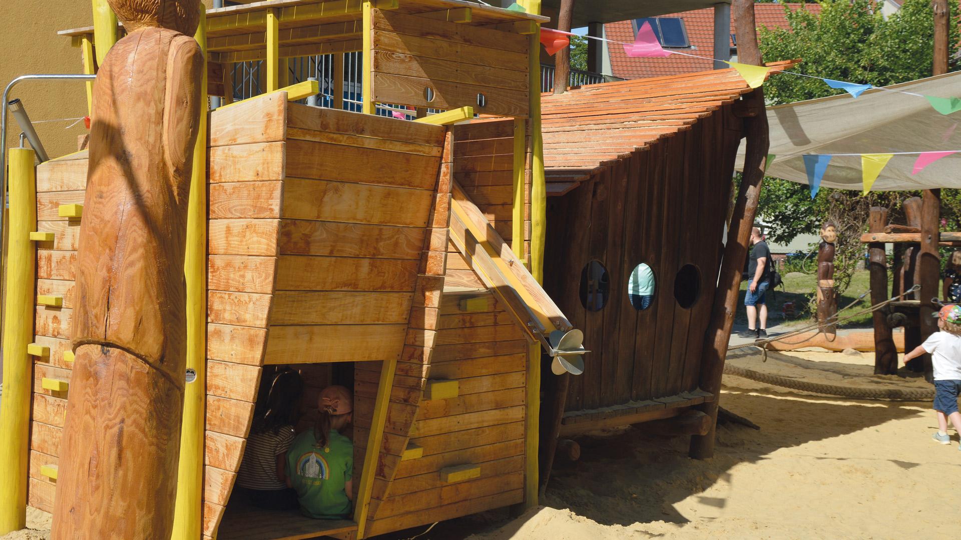 ein Holzschiff zum darin Spielen in der katholischen Kindertagesstätte St. Josef, Wittenberg