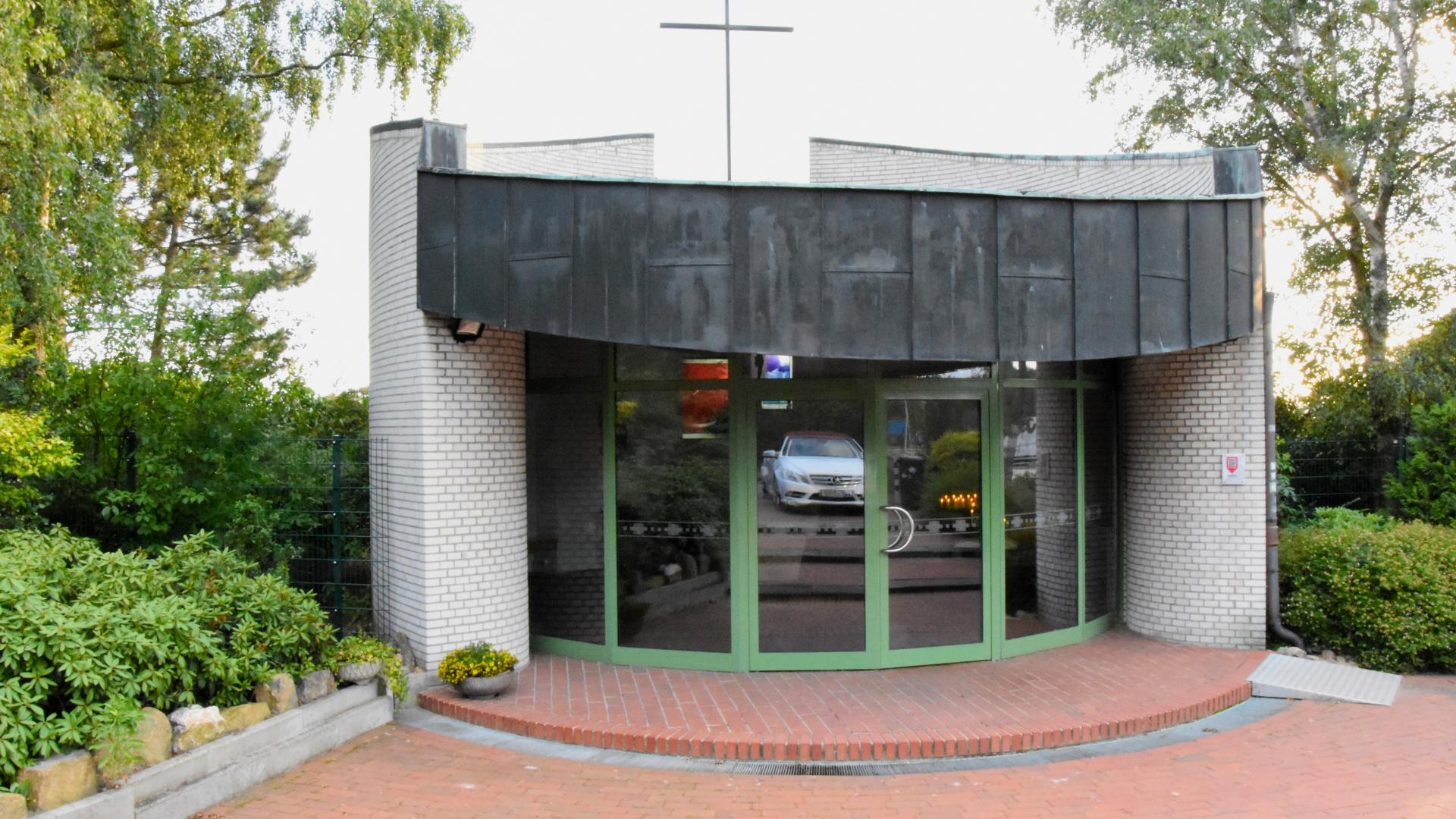 Eine kleine Kapelle an einer Straße