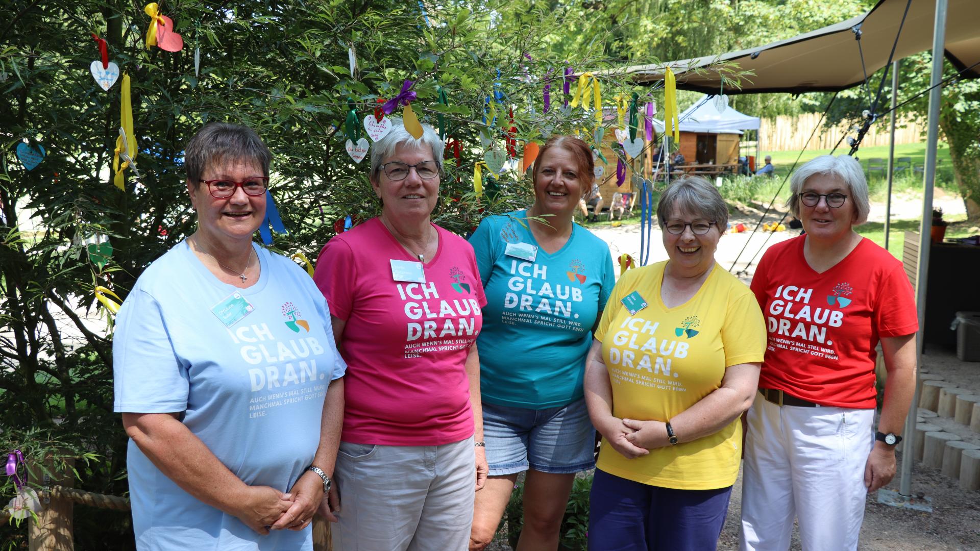 Gruppenfoto mit fünf Frauen. Alle tragen ein T-Shirt mit der Aufschrift "Ich glaub' dran"