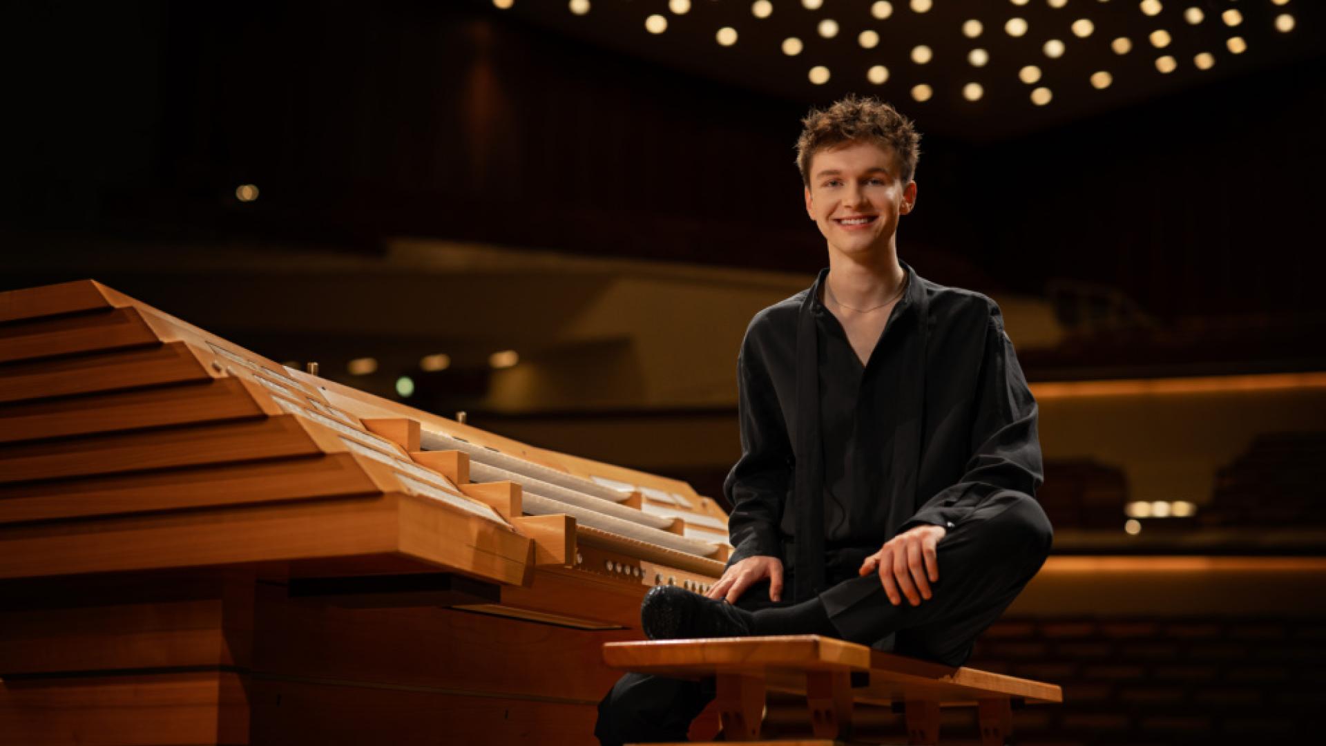 junger Mann an der Orgel