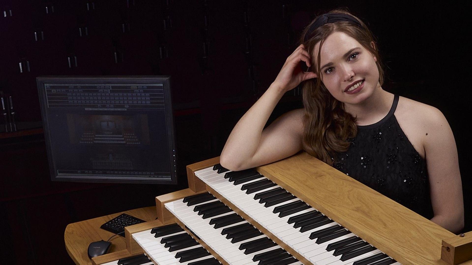 Julia Haak an der Orgel
