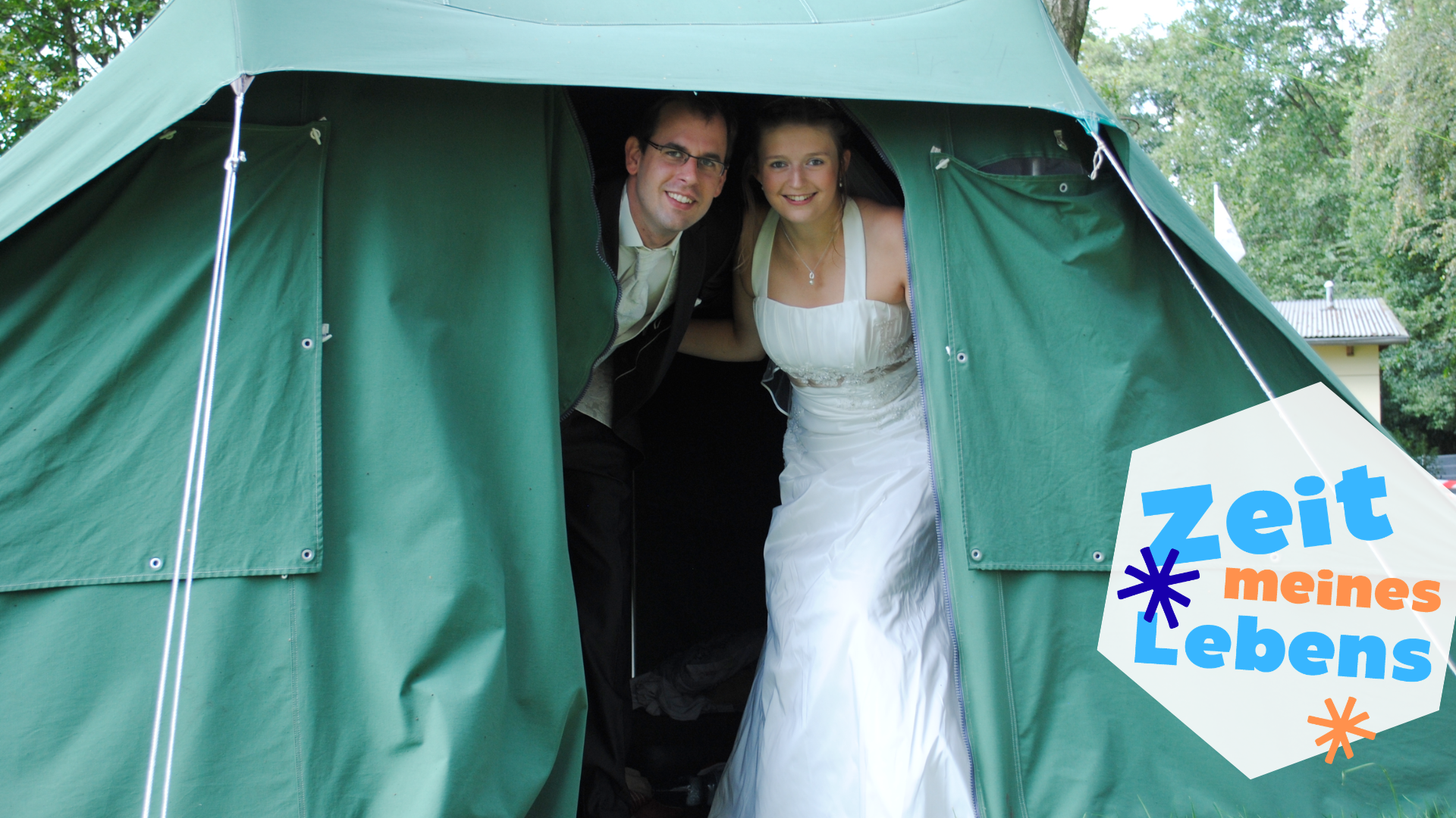 Hochzeitspaar im Zelt