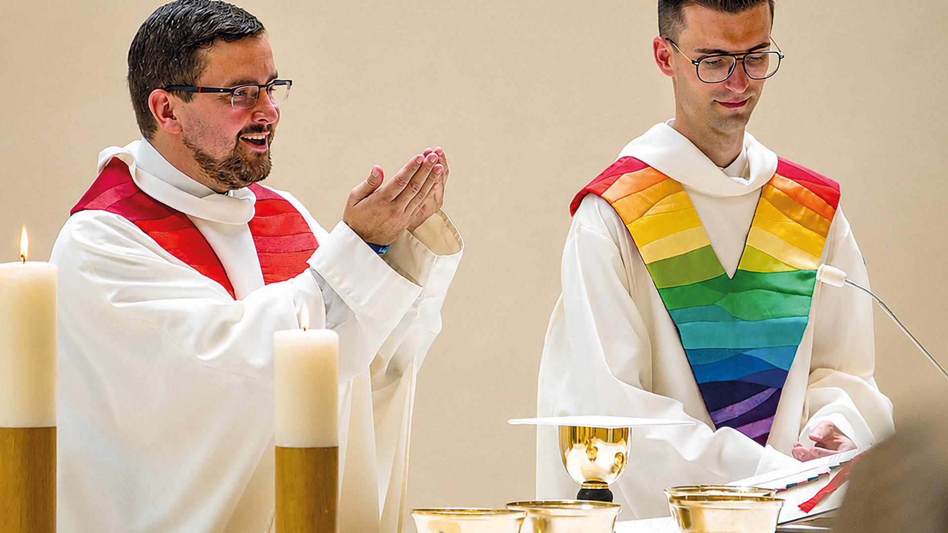 Diözesanjugendpfarrer Michael Kreher (links) und Jugendseelsorger Stefan Plattner feiern in der Leipziger Propstei einen Gottesdienst zum Christopher Street Day.