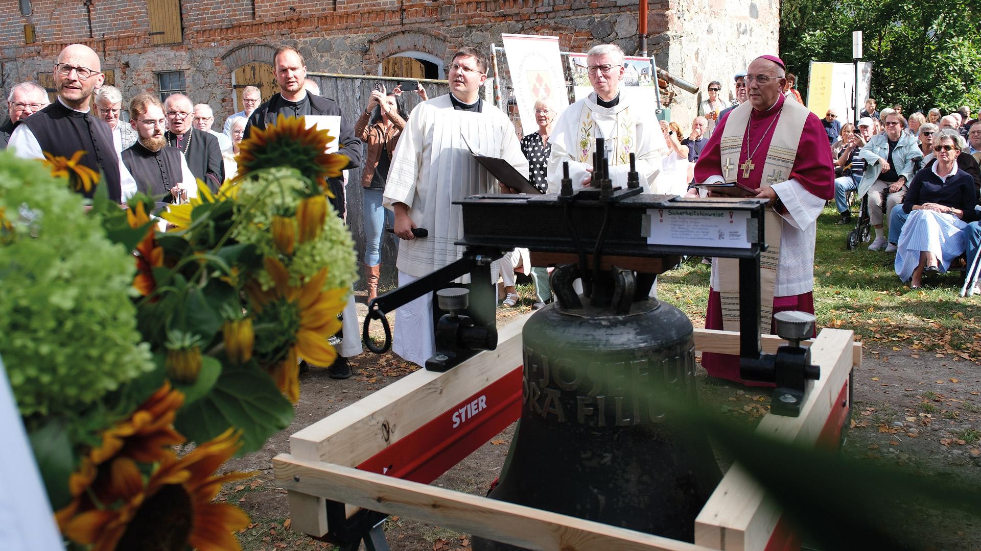 der Görlitzer Bischof Wolfgang Ipolt segnet eine Glocke für das Übergangskloster der Zisterzienser von Neuzelle