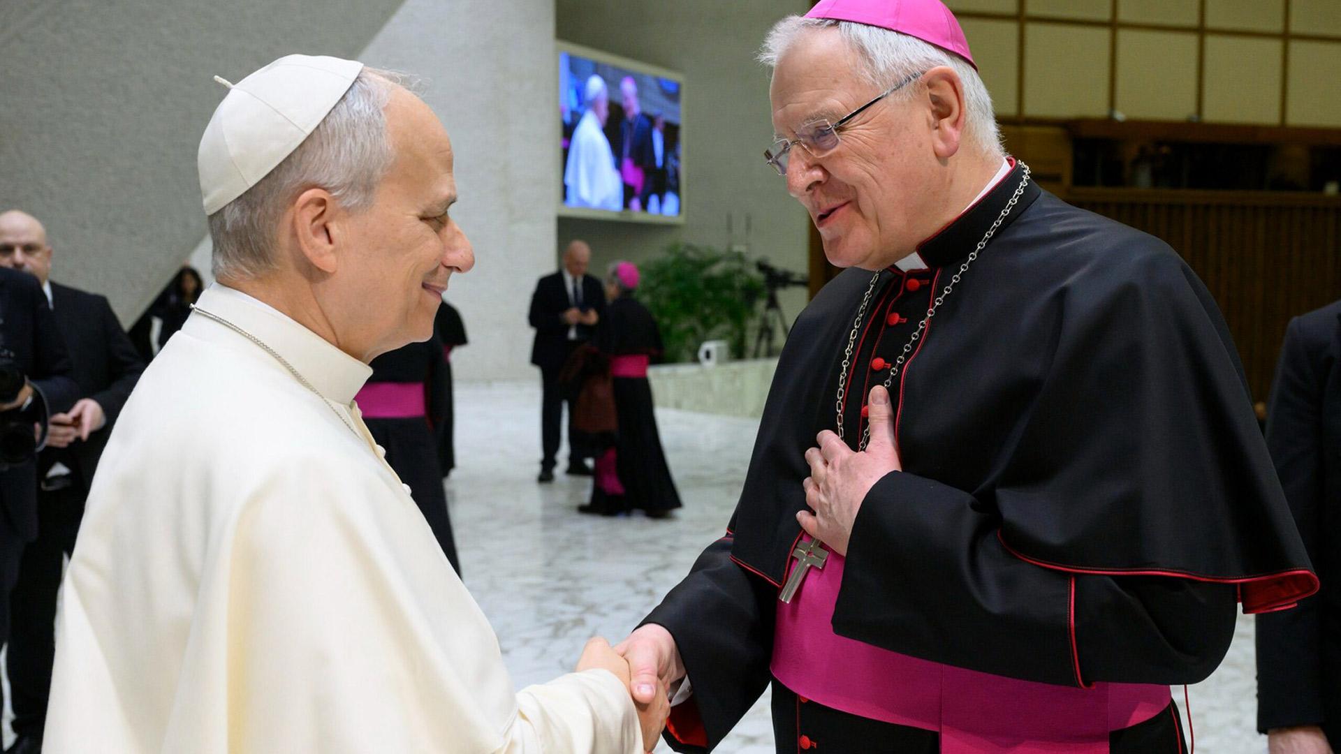 Papst Leo XIV. und der ehemalige Dresdner Bischof Heinrich Timmerevers schütteln sich die Hände