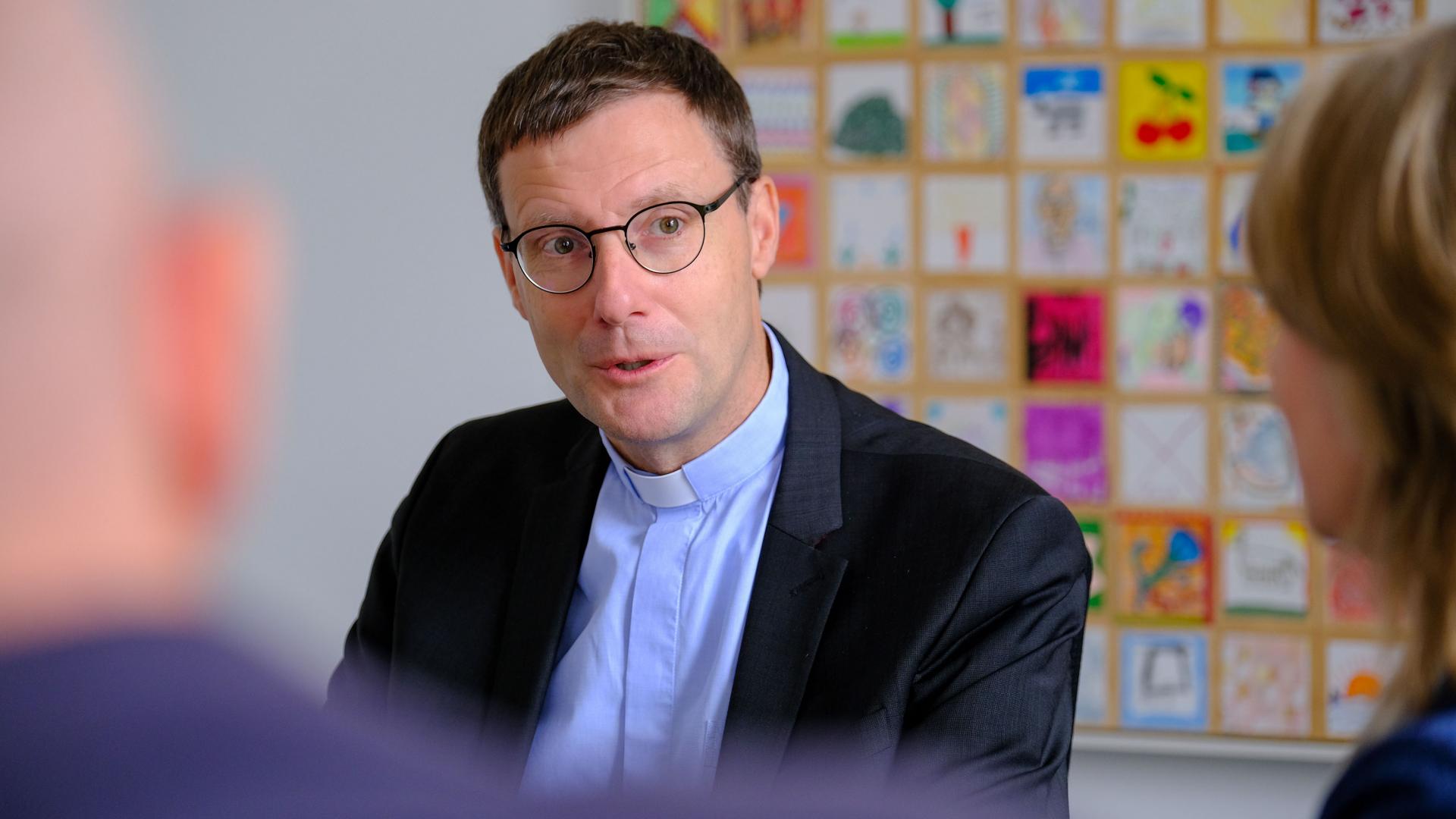 Weihbischof Marahrens im Gespräch mit zwei Personen