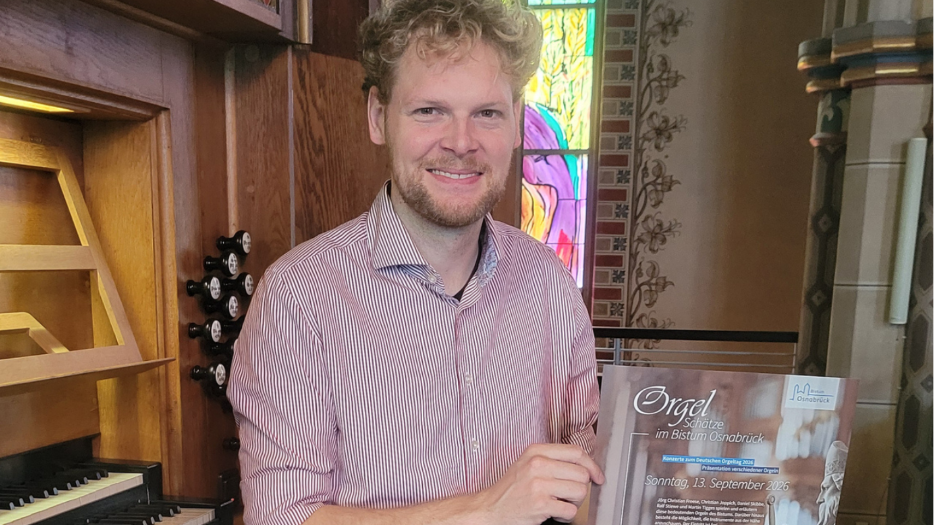 Mann an der Orgel
