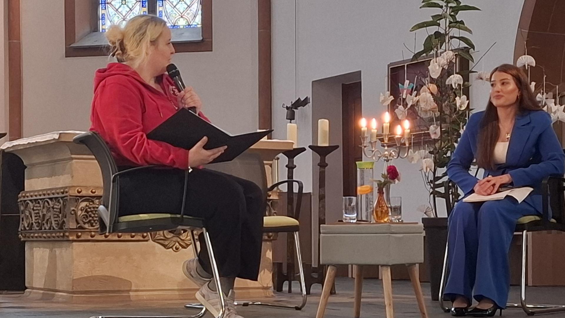 zwei Frauen in der Kirche
