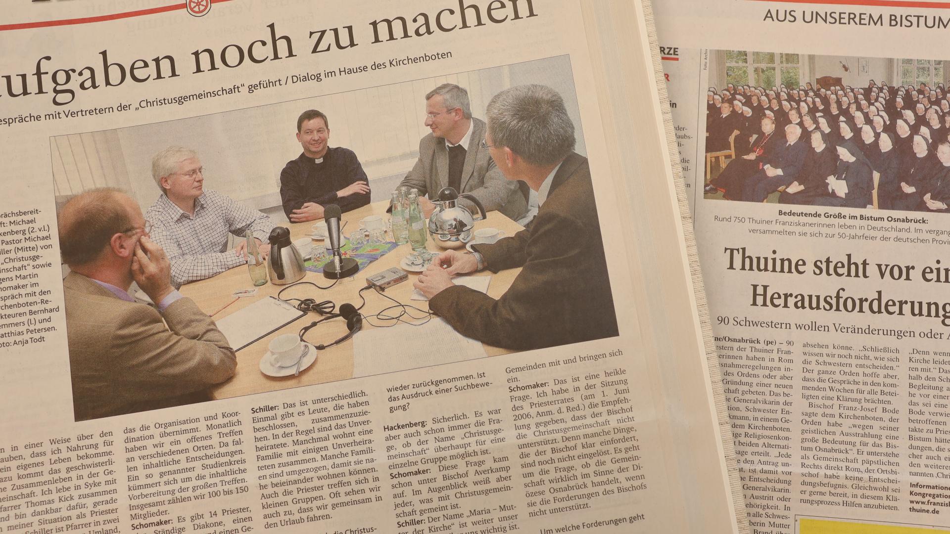 Zwei Zeitungseiten mit Schlagzeilen zur "Christusgemeinschaft"