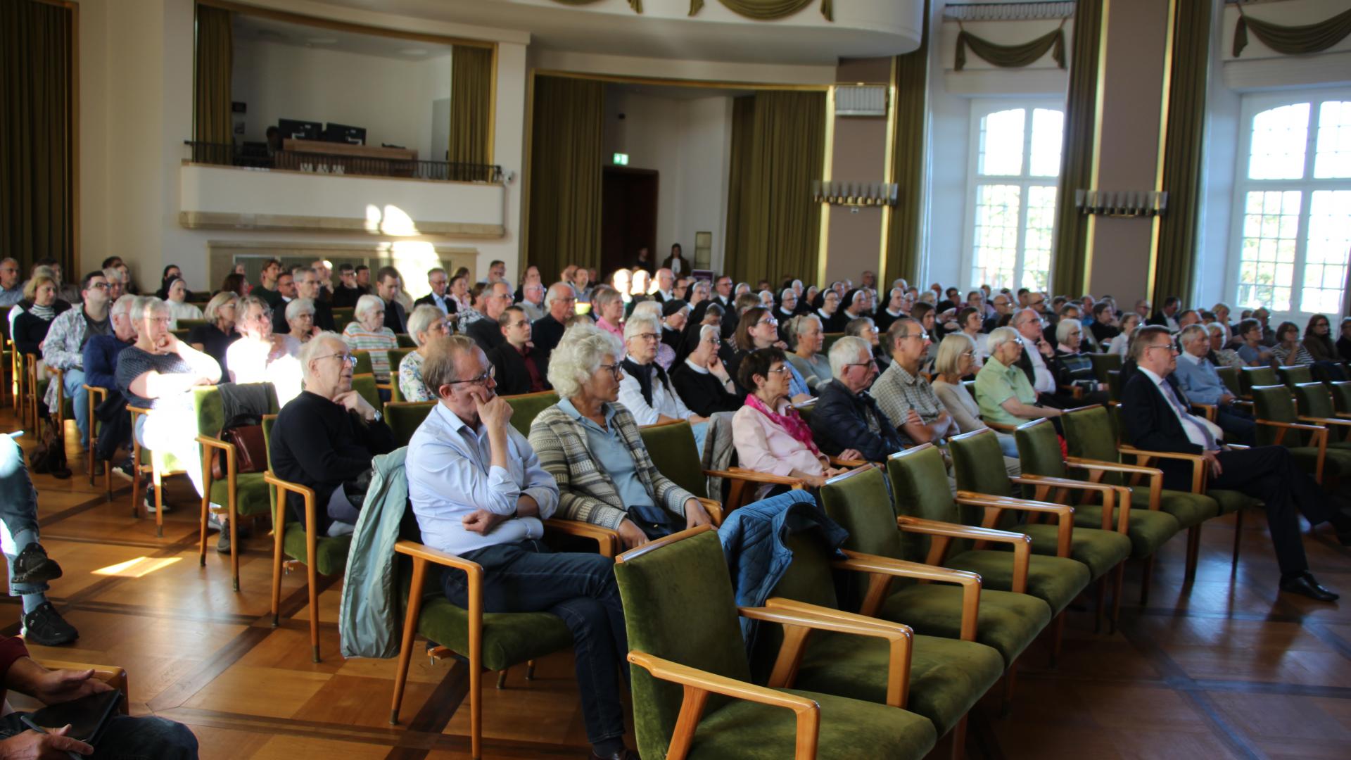 Blick in die Aula der Uni Münster mit rund 100 Zuhörern