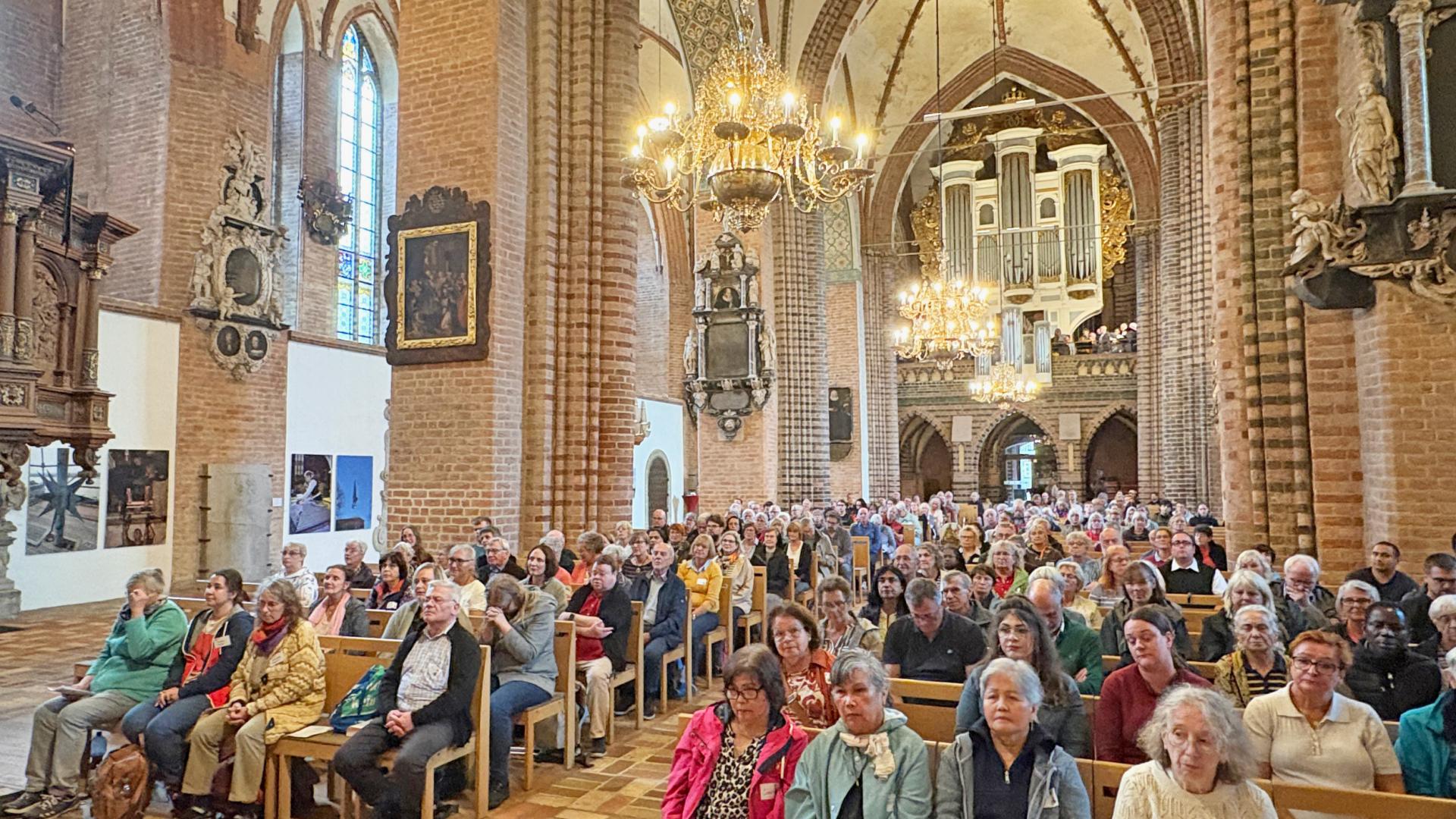 Menschen im Gottesdienst.