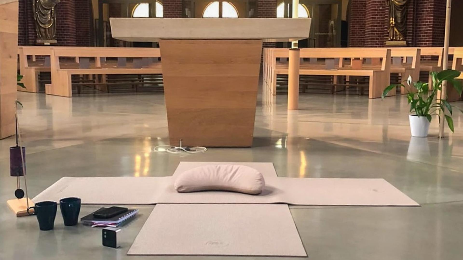 Yogamatte in der Kirche