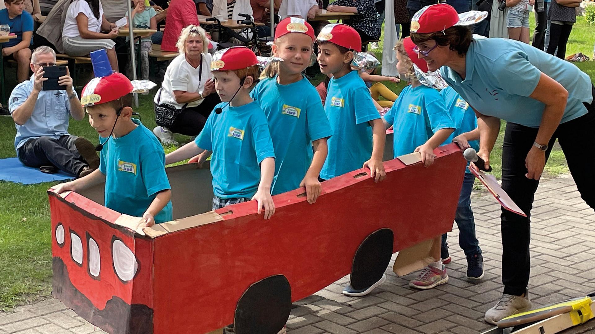 Kinder spielen mit einem selbstgebastelten Autobus