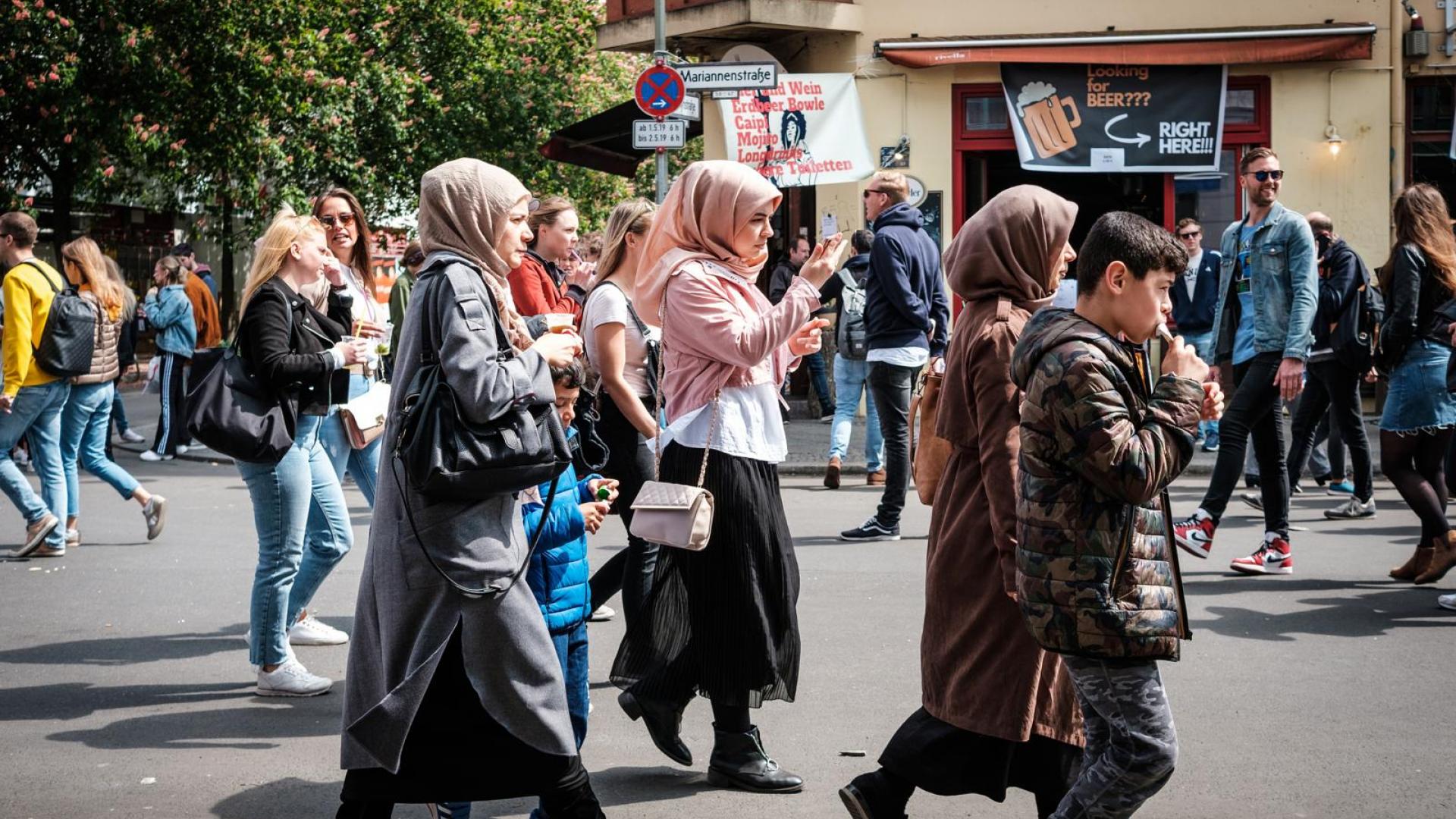 Frauen, Kopftuch, Innenstadt
